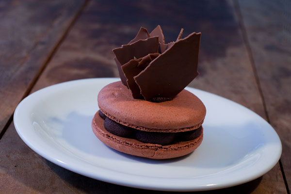 Cacahuá (Sobremesa almoço) ..Torta de macaron com chocolate ao leite.