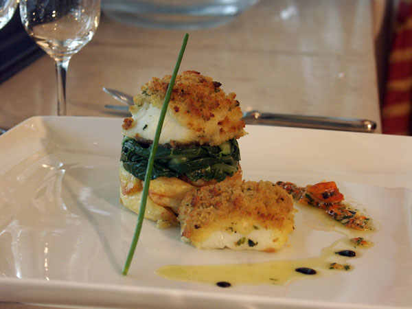 Lombo de bacalhau em crosta de broa vinagrete de mexilhoes e couve portuguesa salteada.