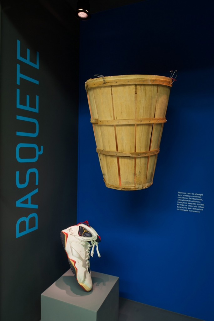 Réplica de cesto de péssegos, usada na invenção do basquete, em 1891 e tenis criado pela Nike para Michael Jordan, em 1992.
