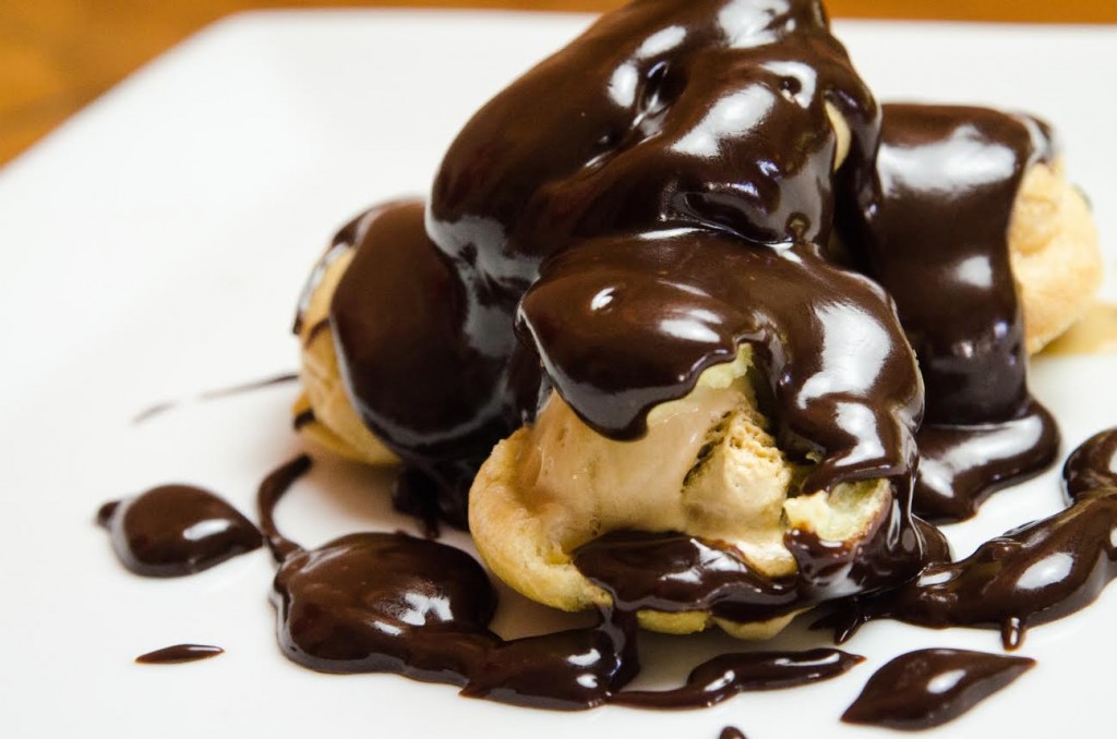 Sobremesa: Profiteroles com sorvete de doce de leite.