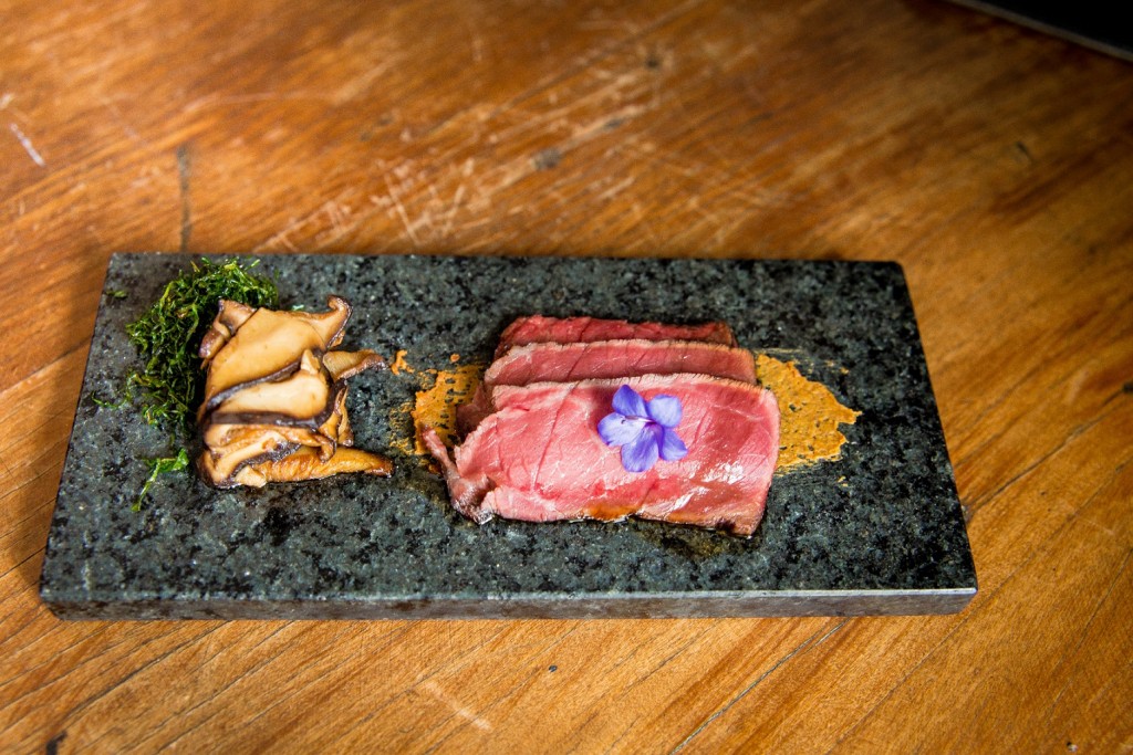 Sashimi quente de Wagyu. Foto:  Raphael Vieira.