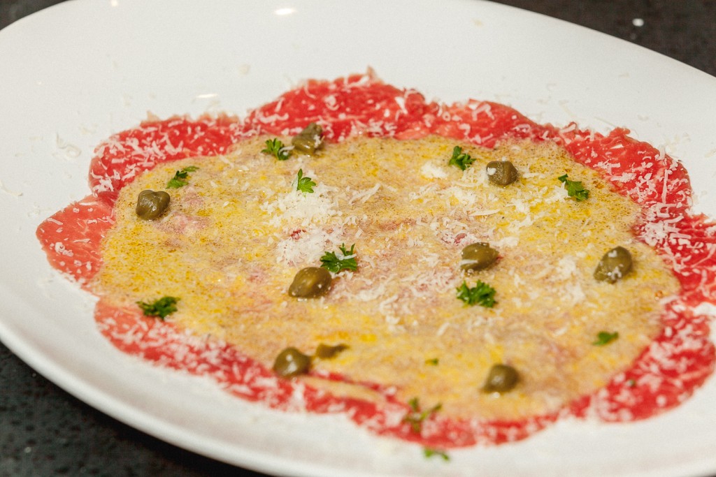 Carpaccio clássico. Foto: Felipe Menezes.