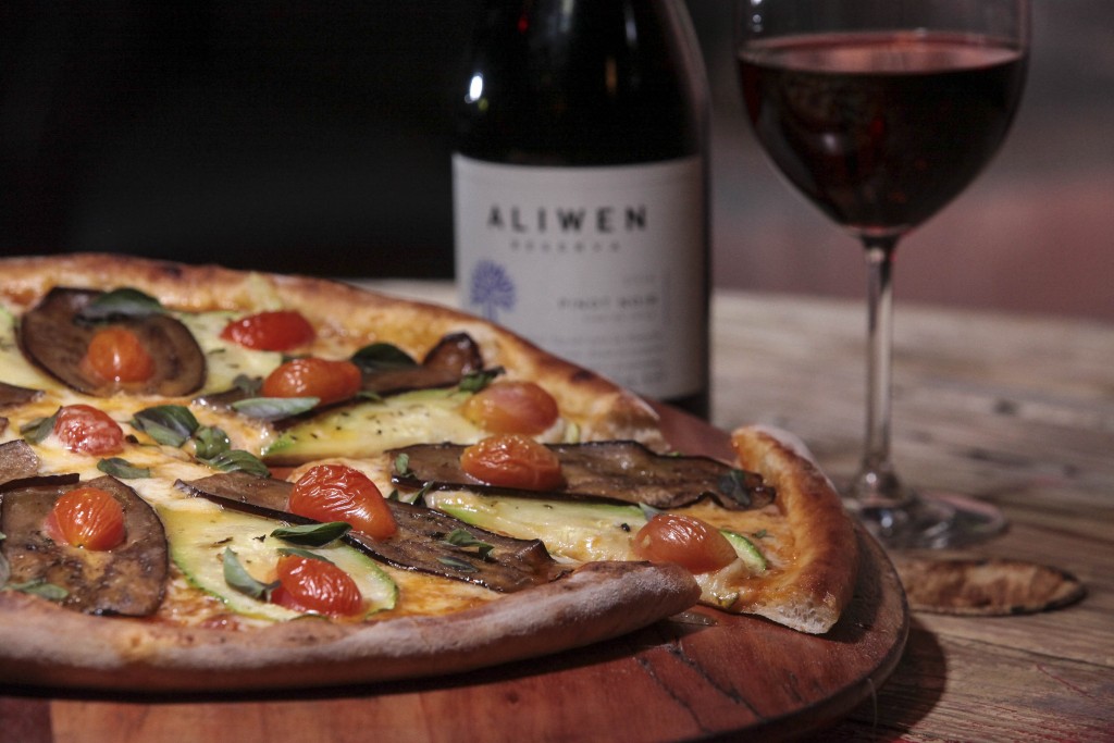 Pizza vegetariana harmonizada com o vinho tinto chileno Undurraga Aliwen Reserva. Fotos: Rayan Ribeiro. Divulgação.