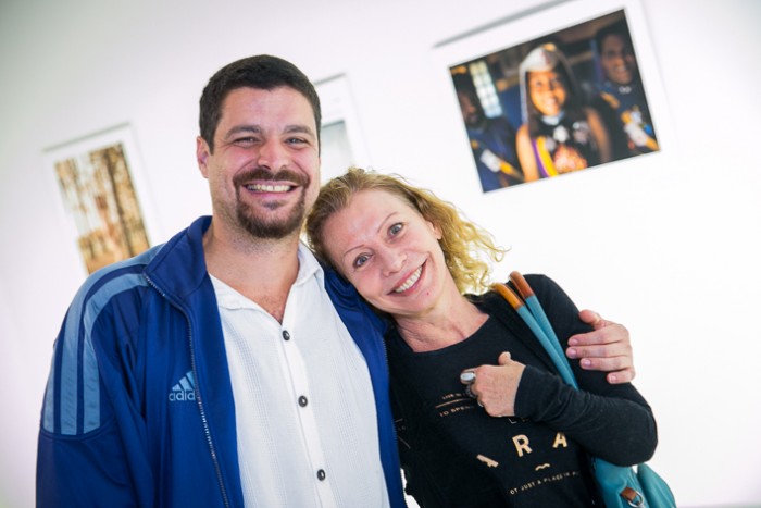 Bernardo Bernardes e Ana Queiroz.