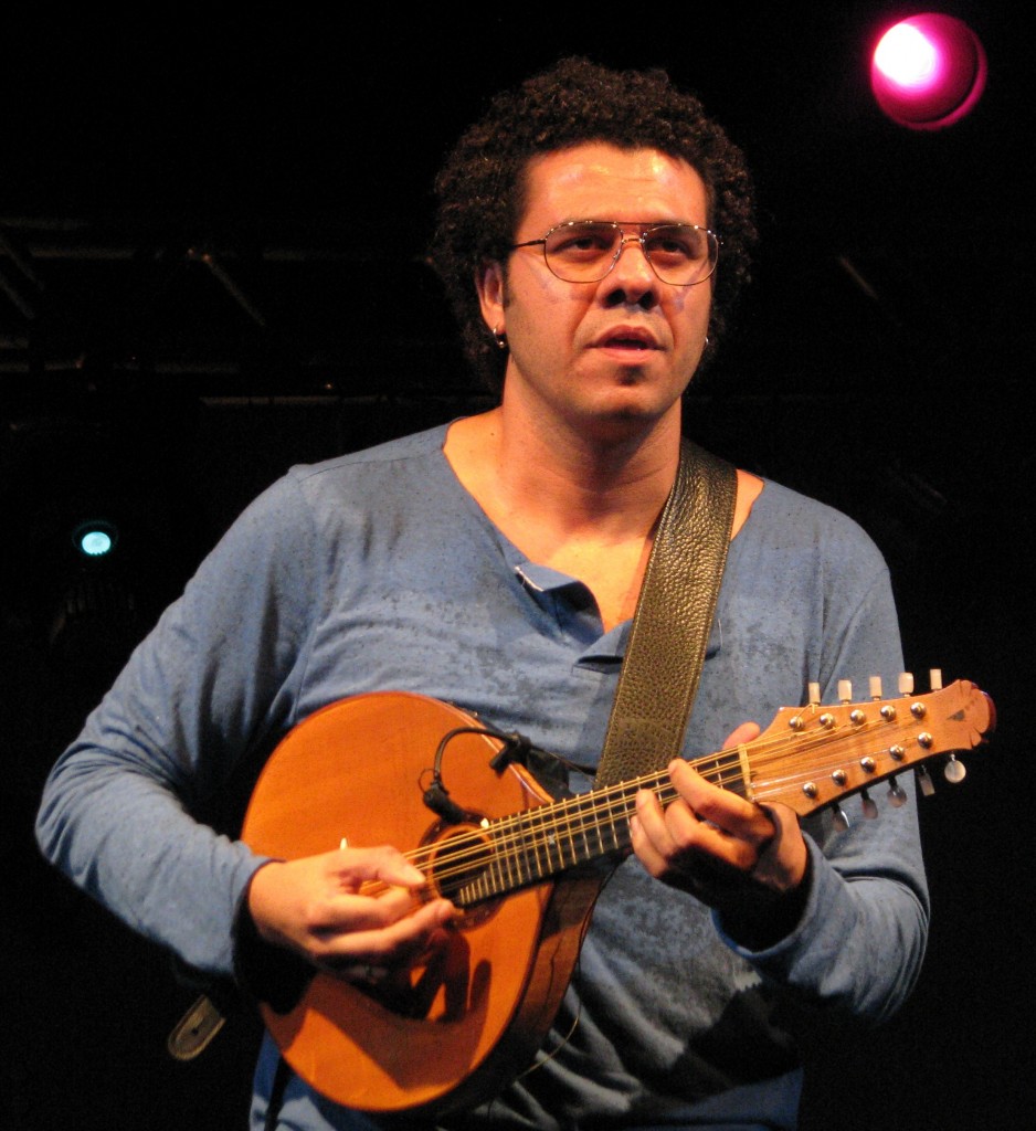Hamilton de Hollanda faz show beneficente no Teatro Oi Brasília.