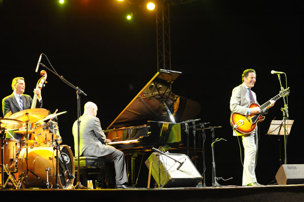 John Pizzarelli embalou os namorados em noite memorável.