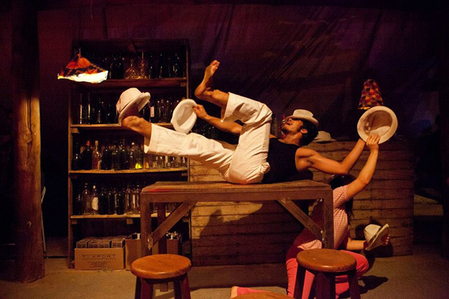 Dança e teatro se encontram no espetáculo “Mobamba”.