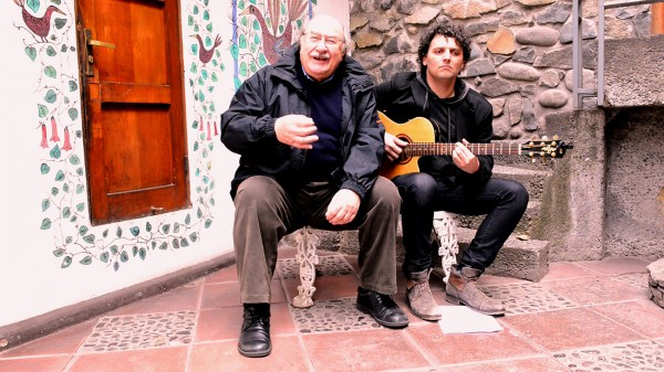 O escritor chileno Antonio Skármeta apresenta espetáculo poético-musical.
