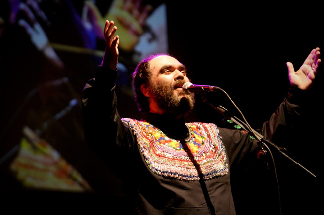 André Abujamra retorna com o espetáculo “Mafaro”.