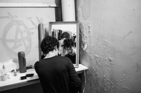 Marco Michelangelo une música e teatro no concerto “Surf a Seco”.