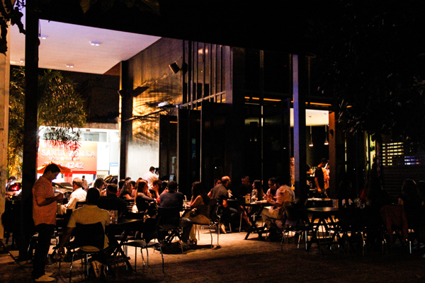 Paradiso Cine Bar promove descontos nas cervejas todos os dias.