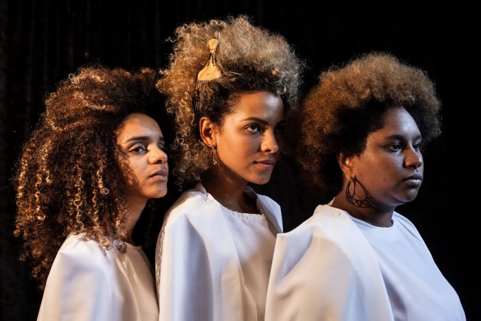 Espetáculo reúne atrizes negras para discutir preconceito e autoconhecimento.