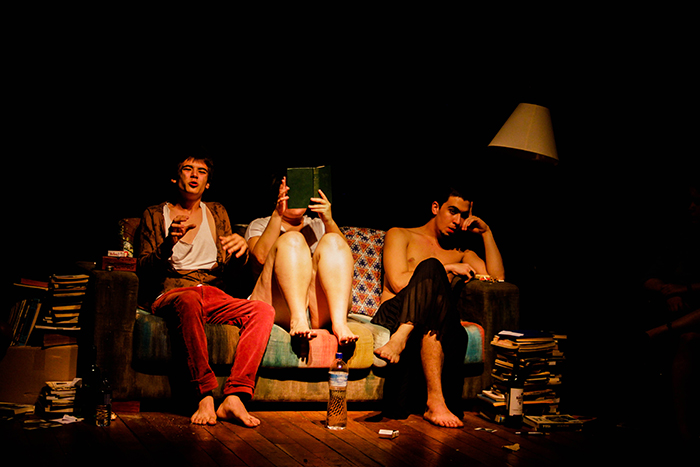 O espetáculo “Entre Quartos” ganha temporada na Caixa Cultural.