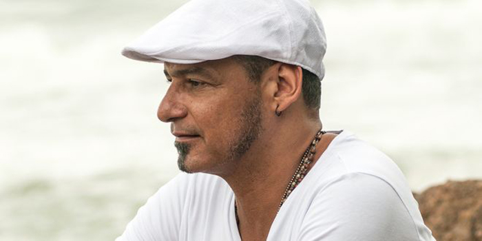 Hoje tem show gratuito de Cláudio Zoli.