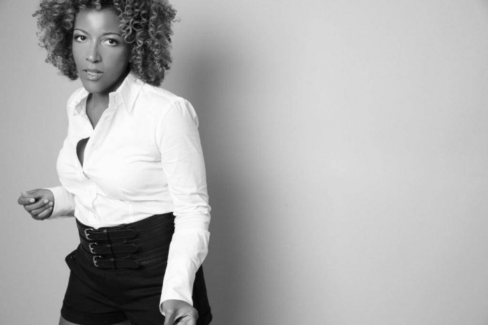 A nova-iorquina Joi Cardwell aterrisa em Brasília para uma noite de Soulful House.