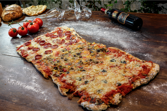 Piccolo Emporium tem pizza de metro aos domingos.