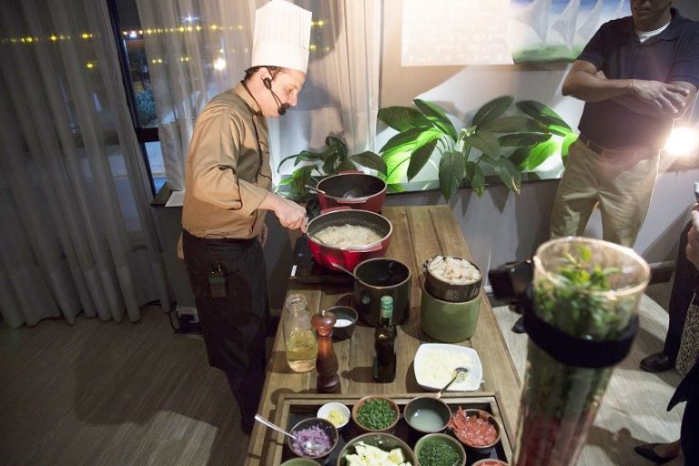 Cozinha de hotel aberta para clientes uma vez por mês.