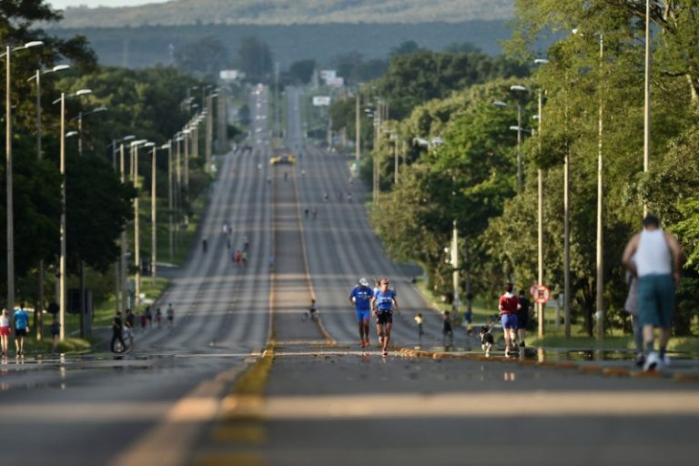 Aluguel gratuito de bicicletas, triciclos e quadriciclos no domingo no Eixão.