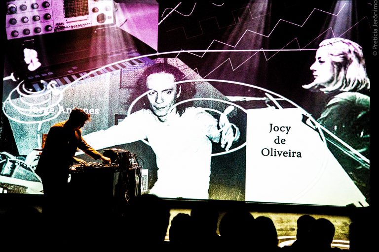 A música eletrônica de Paulo Beto no palco da Caixa Cultural.