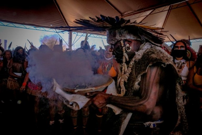 Praça dos Três Poderes recebe Performance Flash Mob “Sangue indígena nenhuma gota a mais”