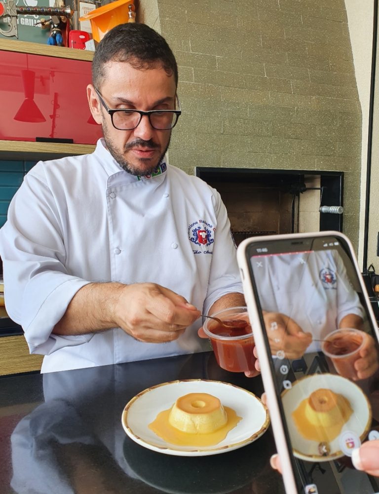 O Chef Kiko Avelar explora vários sabores no “Pudim do Kikin”