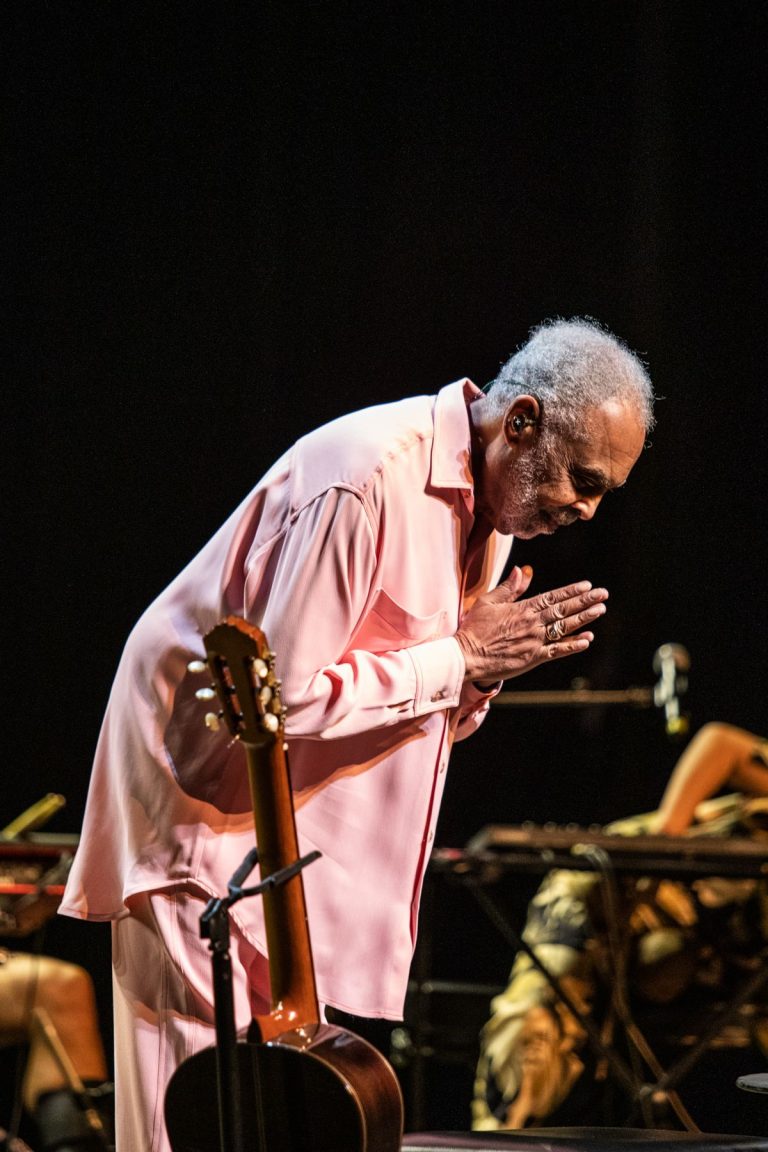 O orixá Gilberto Gil faz show em Brasília