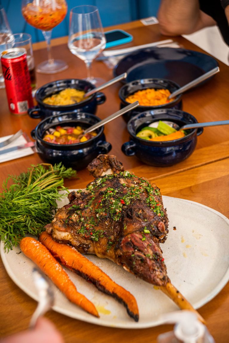 Tem pernil de carneiro assado na brasa a céu aberto no Greta Kouzina neste sábado