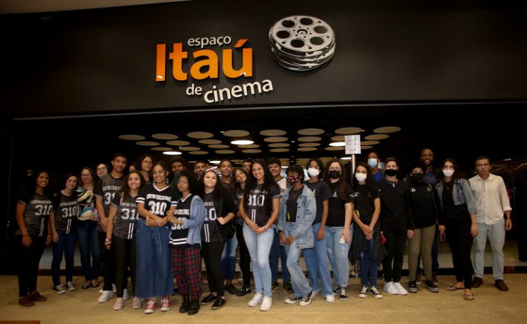Projeto profissionalizante “Vamos ao Cinema” leva alunos de escolas públicas para sessão de Cinema